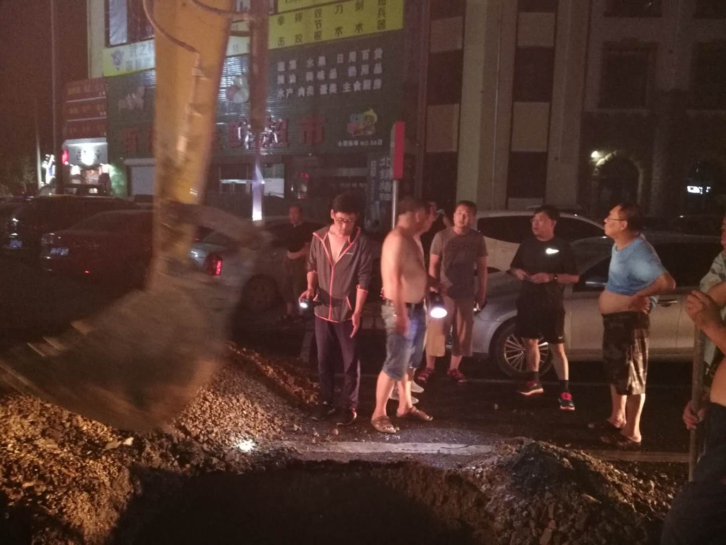 酷暑高溫全力搶修 挑燈夜戰恢復供水