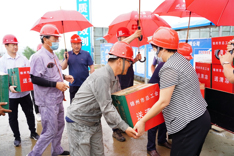 錦州市總工會領導一行來到遼西北錦州配套供水工程施工現場看望慰問一線職工