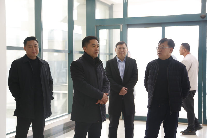 市國資委主任谷鈺一行來到錦凌凈水廠看望慰問節日期間堅守一線崗位的水務職工