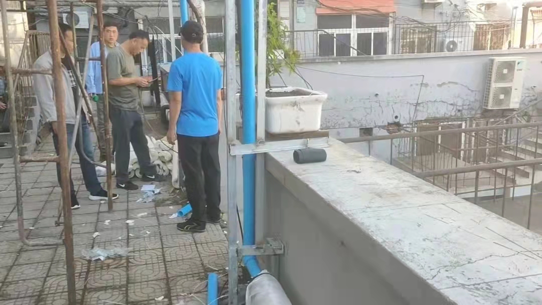 我為群眾辦實事丨人民街二段21號樓二次網(wǎng)管線改造工程緊張施工中