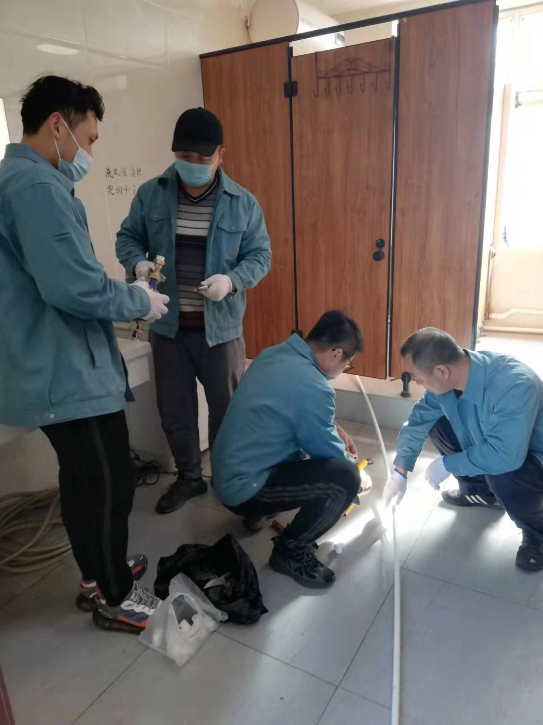 黨員先鋒丨生活用水點安裝水表 提升職工節能意識