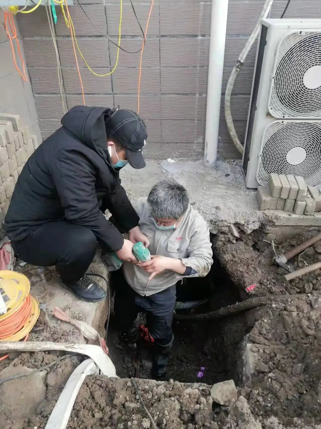 黨旗飄揚丨同心抗疫 維修及時暖人心