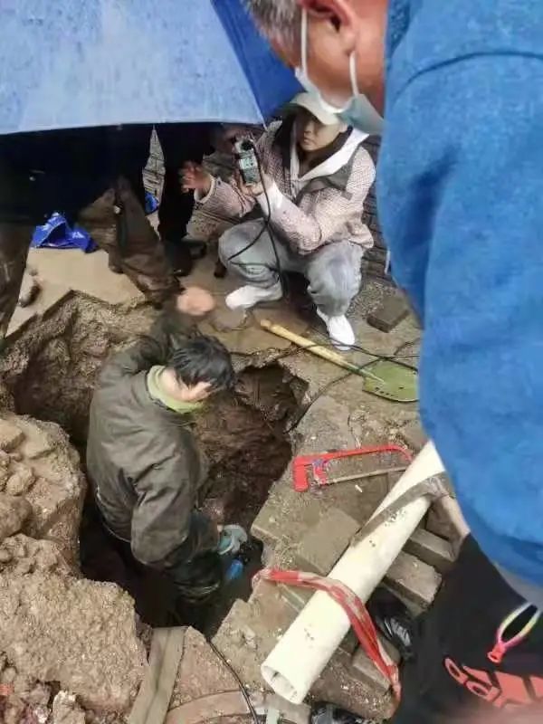 黨旗飄揚丨冒雨搶修 保障供水