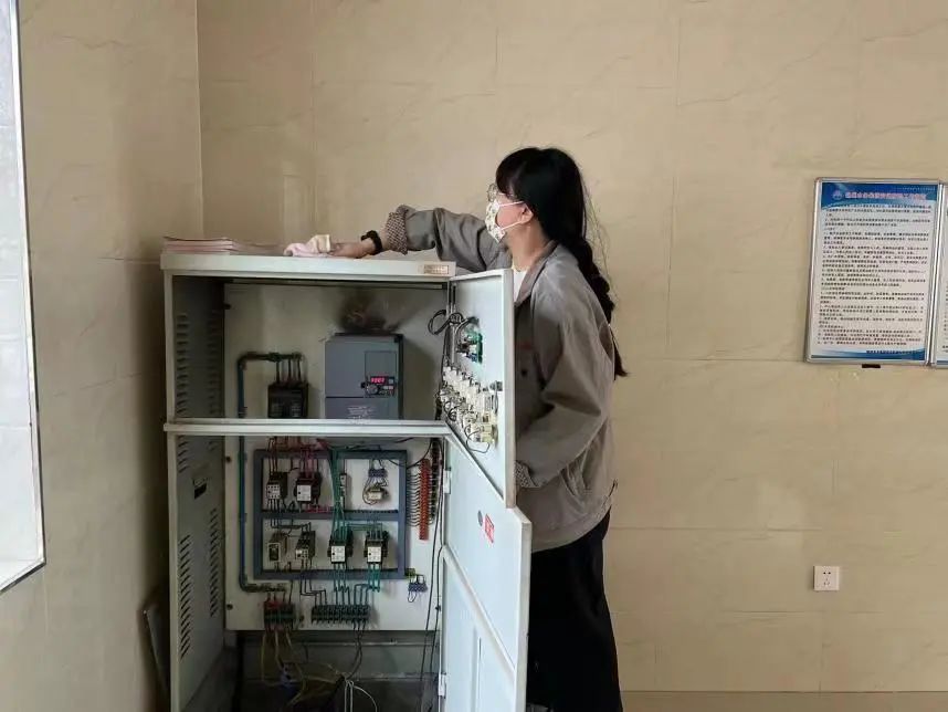 黨旗飄揚丨松山公司黨支部開展泵站衛(wèi)生環(huán)境整治行動