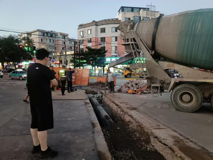工作動態｜夜戰交通要道 水潤百姓心田——水興公司黨建引領供水管網改造工程